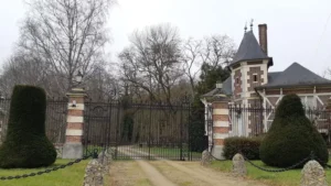 Lire la suite à propos de l’article Maison d’Alain Delon à Douchy : que vaut le domaine ?