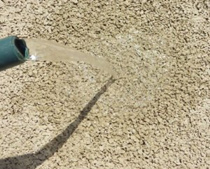 Lire la suite à propos de l’article Béton drainant : définition, usages, pose & prix