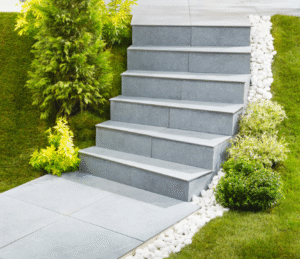 Lire la suite à propos de l’article Carrelage escalier extérieur : choix, normes, pose & entretien