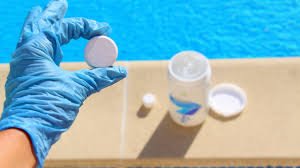 Lire la suite à propos de l’article Dose d’eau de javel pour piscine 50 m³ : calculs, méthode et sécurité