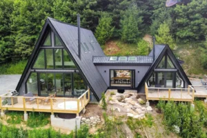 Lire la suite à propos de l’article Maison en A : définition, plans et performance énergétique A