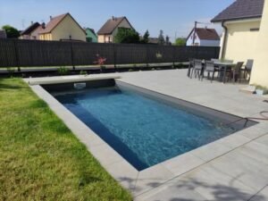 Lire la suite à propos de l’article Piscine liner gris clair avis : retours d&rsquo;expérience et rendu visuel